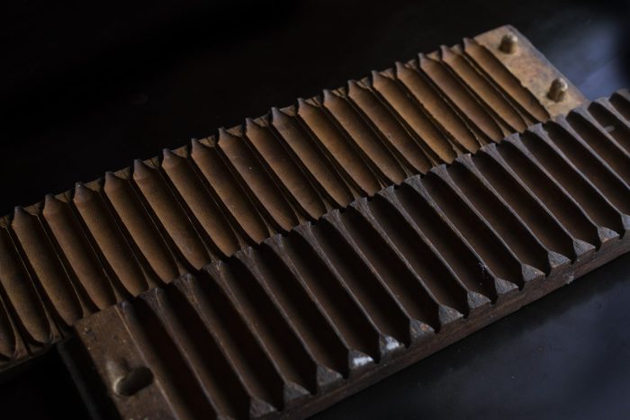 Cetakan cerutu royal taru martani