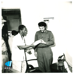 Che "Ernesto" Guevara menerima cinderamata berupa cerutu produk dari Taru Martani