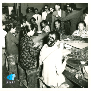 Che "Ernesto" Guevara berkeliling melihat proses produksi di dalam pabrik Taru Martani