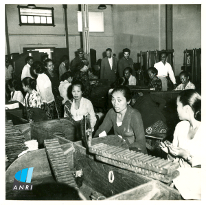 Che "Ernesto" Guevara berkeliling melihat proses produksi di dalam pabrik Taru Martani